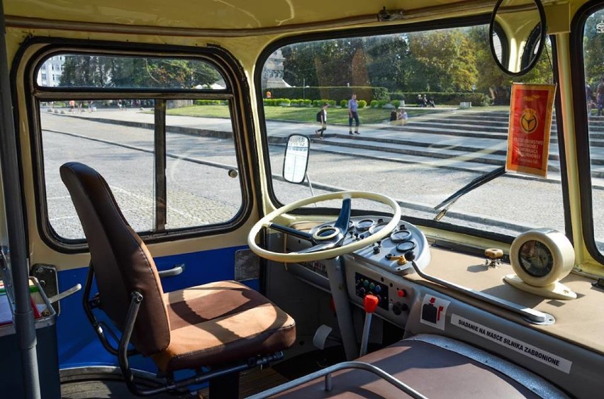 Ogórkiem po Warszawie. Ruszają podróże zabytkowym autobusem...