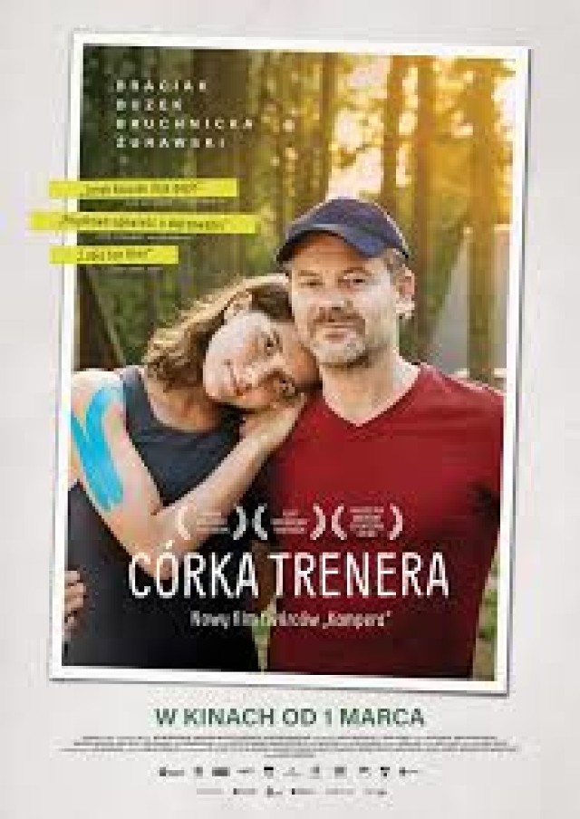 KINO NOTEĆ

Córka trenera
1, 3,5 i 7.03 - godz. 20; 2.03 - godz. 16; 4 i 6.03 - godz. 17.30.

Upalne lato. Maciej Kornet (Jacek Braciak) podróżuje po Polsce wraz z 17-letnią córką Wiktorią (Karolina Bruchnicka). Od wielu lat są tylko we dwoje, zawsze razem. Ich trasę wyznaczają zawody w tenisie ziemnym. Ona jest jego oczkiem w głowie, córeczką tatusia i jego wielką chlubą. Chciałby aby była najlepsza. On jest dla niej całym światem. Do czasu, gdy dołącza do nich Igor (Bartłomiej Kowalski), dobrze zapowiadający się zawodnik, którego Maciej Kornet zacznie trenować. Dzięki niemu Wiktoria otworzy się na nowe doznania. Pierwszy papieros, pierwszy kieliszek alkoholu, pierwsza miłość. Cała trójka wyruszy w długą podróż rozklekotanym vanem, podczas której każdy będzie chciał osiągnąć swój cel. Pełna dyskretnego humoru historia o poszukiwaniu własnej drogi.