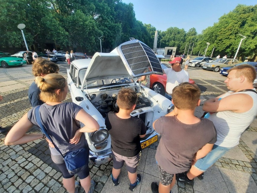 Na placu Grunwaldzkim w sobotni wieczór było kilkadziesiąt...