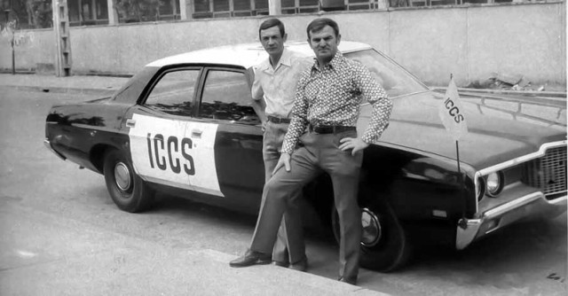 Wietnam, 1974 r. Zenon Celegrat (z prawej) przed autem International Commission of Control and Supervision (ICCS)