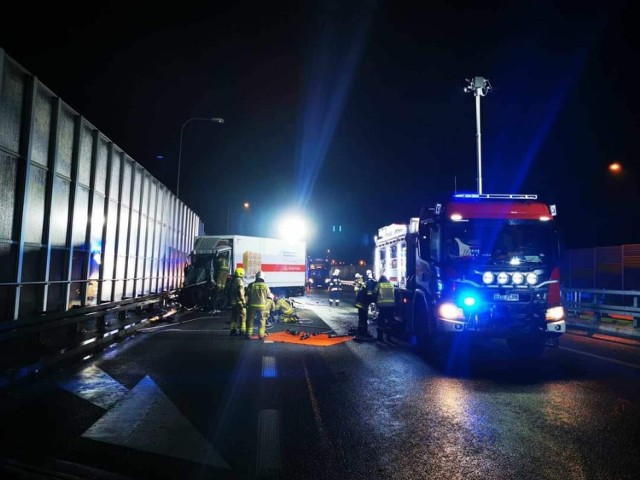 Do dosyć poważnego wypadku doszło na trasie S8 pod Zduńska Wolą 11 lutego późnym wieczorem. Na wysokości Paprotni zderzyły się dwie ciężarówki. Kierowca jednej z nich trafił do szpitala, gdzie zmarł.