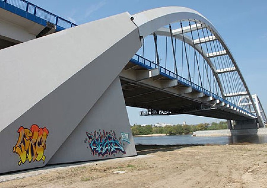 Grafficiarz zniszczył fragment nowego mostu w Toruniu