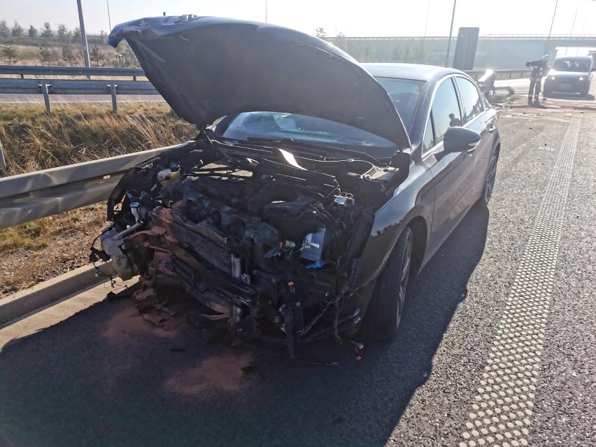 Peugeot wypadł z drogi na S5 koło Leszna i uderzyl w bariery