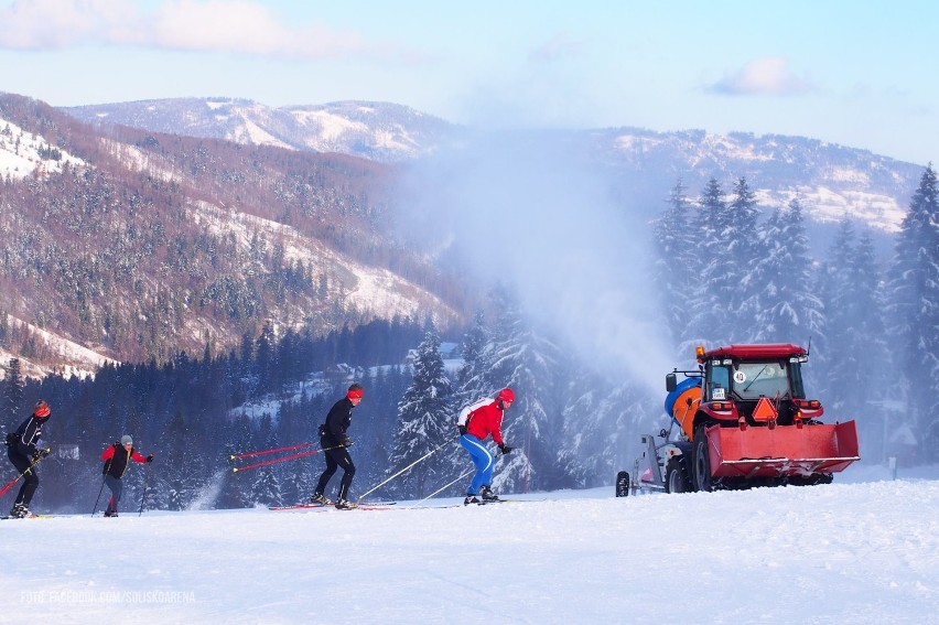 Na Przełęczy Salmopolskiej można już jeździć na nartach. Sezon narciarski w Beskidach rozpoczęty! 