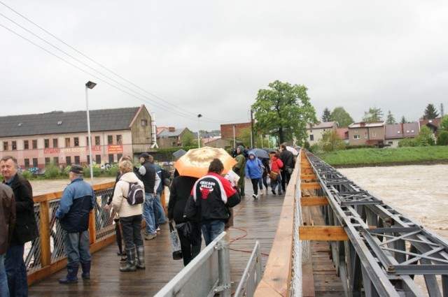 Powódź 2014 na Żywiecczyźnie. Ponownie otwarta została kładka dla pieszych nad Sołą w Żywcu.