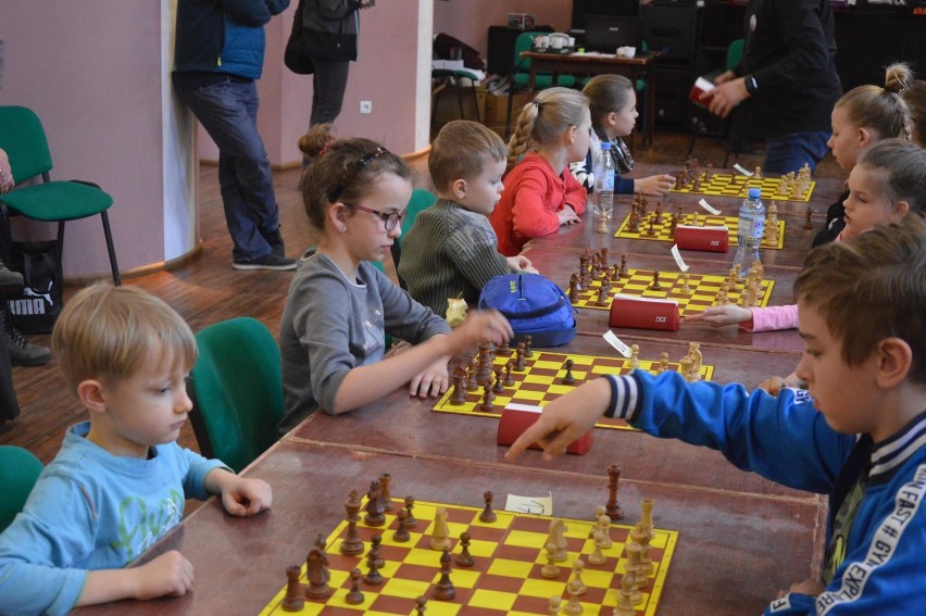 Młodzi szachiści zmierzyli się w Kartuzach podczas turnieju im. Władysława i Jana Kostuchów - ZDJĘCIA, WIDEO