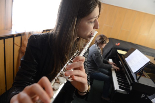 Marta Stolińska z V klasy szkoły muzycznej, akompaniuje jej nauczycielka Małgorzata Łukasiewicz.