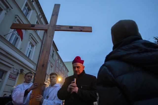 Ks. bp Krzysztof Włodarczyk 8 kwietnia o godz. 21 odprawi mszę św. w Kościele pw. św. Mikołaja w Starym Fordonie, po której wyruszy wraz z innymi jako piechur Ekstremalnej Drogi Krzyżowej 2022 w Bydgoszczy. Na zdjęciu JE podczas tegorocznej Młodzieżowej Drogi Krzyżowej w Bydgoszczy