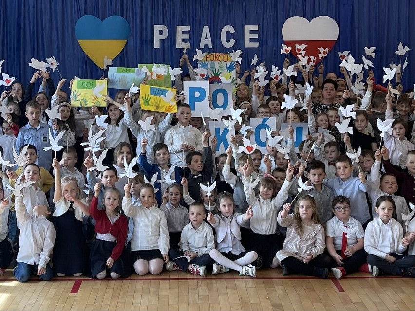 Święto Szkoły SP nr 4 w Lęborku pod hasłem "Wszyscy mamy prawo do pokoju"