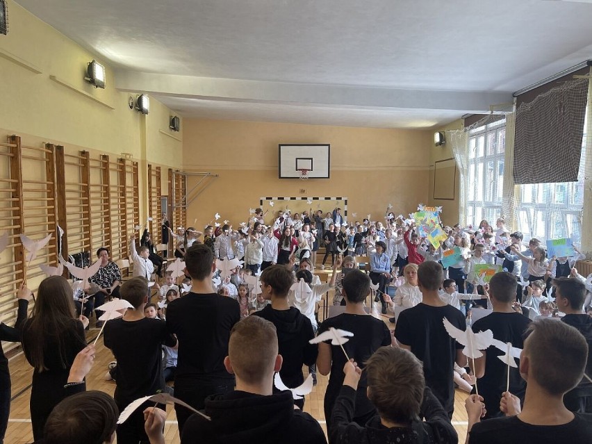 Święto Szkoły SP nr 4 w Lęborku pod hasłem "Wszyscy mamy prawo do pokoju"