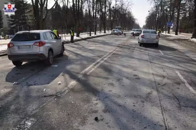 Wypadek w Puławach: kobieta chciała zmienić pas ruchu i zderzyła się z suzuki