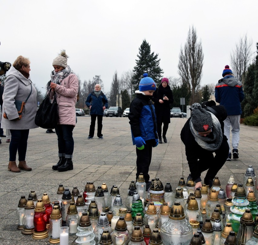 Pożegnanie Pawła Adamowicza, prezydenta Gdańska. Zapłonęły znicze, zawyły syreny [ZDJĘCIA]