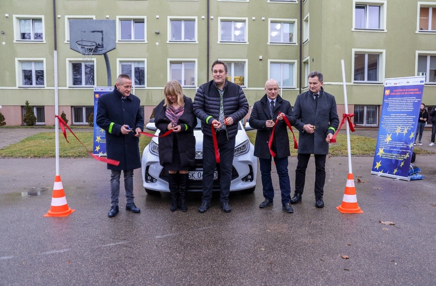 Z salonu Toyoty do sokólskiego "rolnika". Nowy samochód będzie służył uczniom do zdobywania kwalifikacji kierowcy