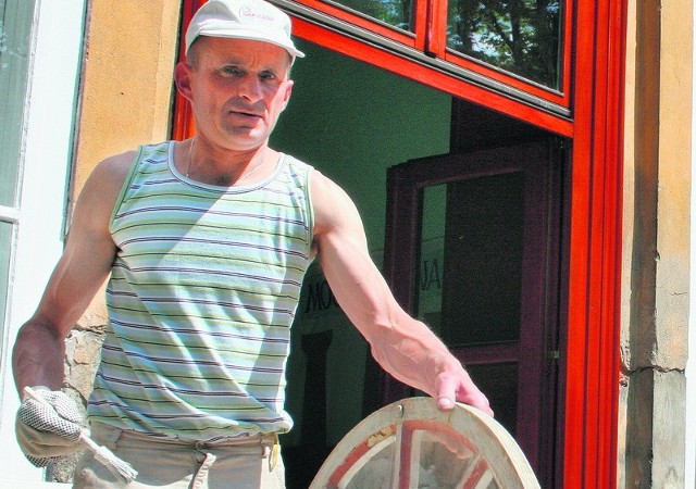 Piotr Kierczak, pracownik Urzędu Miejskiego, przeprowadza drobne remonty w pałacu