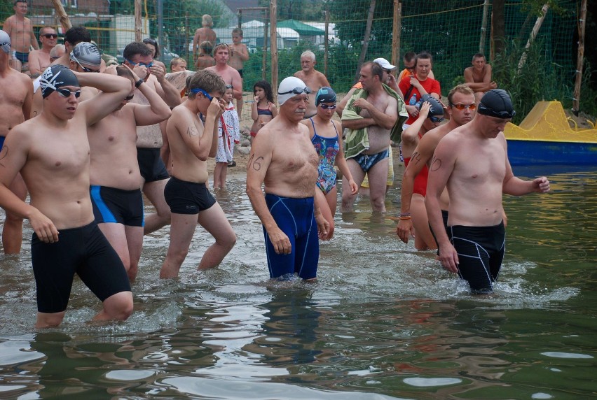 Uczestnicy maratonu pływackiego spotkali się na plaży w...