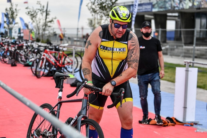 Tomasz Karolak od lat startuje w zawodach triathlonowych w...