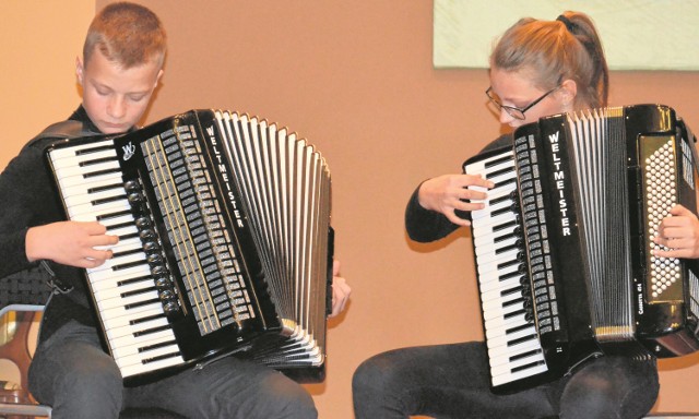Gra na akordeonie nie należy do łatwych, ale uczestnicy chełmżyńskiego festiwalu opanowali ją perfekcyjnie