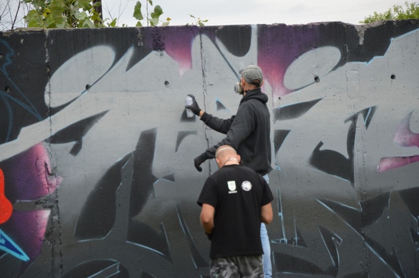 Lębork. Grafficiarze pomalowali mury MPEC. To nie był jednak chuligański występek