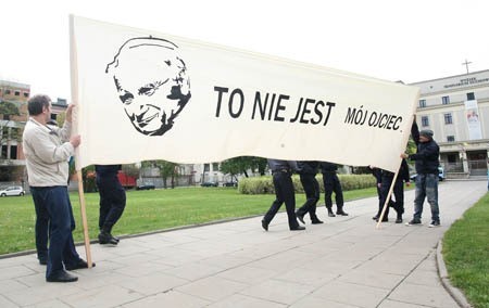 Dwóch mężczyzn z dużym transparentem protestowało przed łódzką katedrą podczas uroczystości beatyfikacyjnych Jana Pawła II.