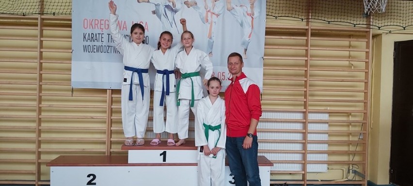Trzy medale wywalczyli zawodnicy UKS Szkoły Karate...