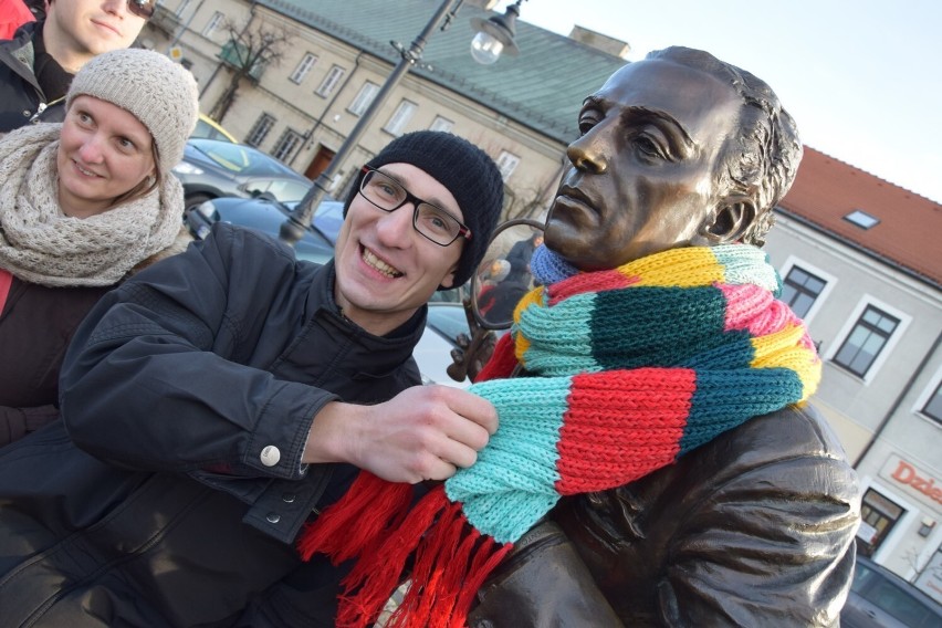 Fotel Antoine’a w Sieradzu w przybraniu. Pomnik ozdobiony nie po raz pierwszy. To także najchętniej fotografowane miejsce  ZDJĘCIA