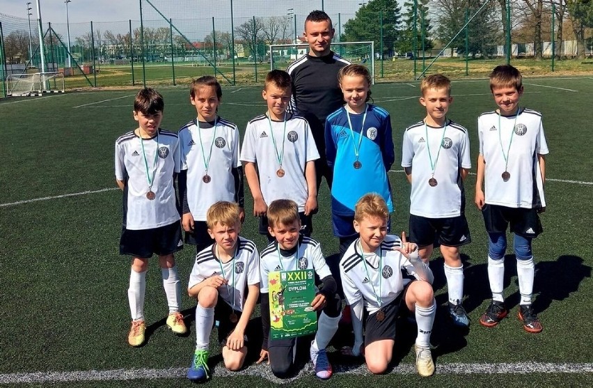 Zespół UKS Leńcze U-10 - z trenerem Radosławem Gwiazdoniem -...