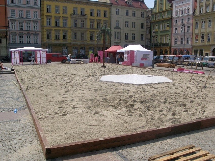 180 ton piasku na placu Solnym! Powstaje plaża na Nowe Horyzonty (ZDJĘCIA)