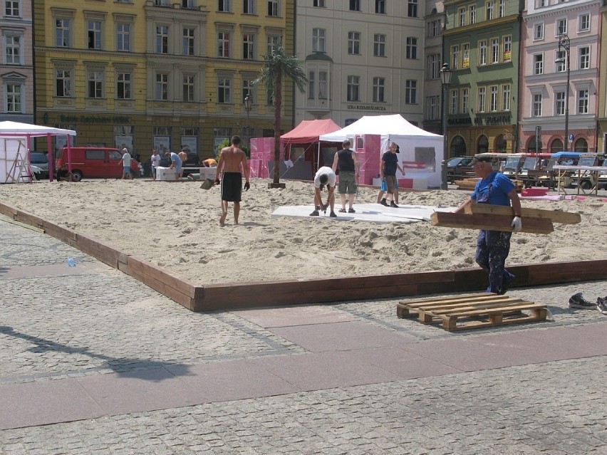 180 ton piasku na placu Solnym! Powstaje plaża na Nowe Horyzonty (ZDJĘCIA)