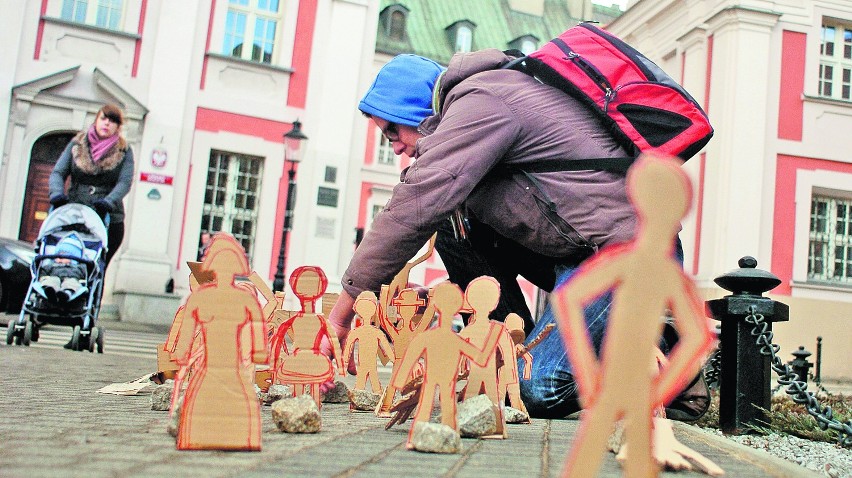 Kuba Kapral - ustawia przed Urzędem Miasta "małych ludzi" -...