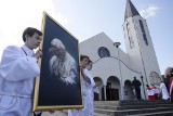 Obraz Jana Pawła II zawisł  w gdyńskim kościele pw. Trójcy Świętej