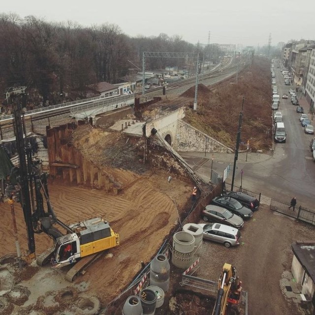 W ramach trwającej gigantycznej inwestycji, w Krakowie m.in. przebudowywane i poszerzane poszerzane są wiadukty PKP