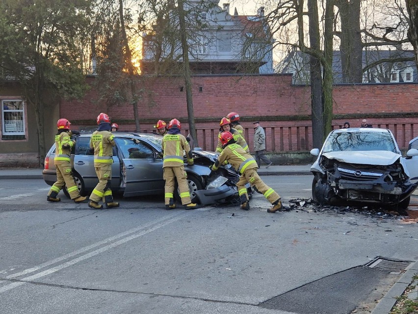 Zderzenie samochodów w Lublińcu w pobliżu szpitala