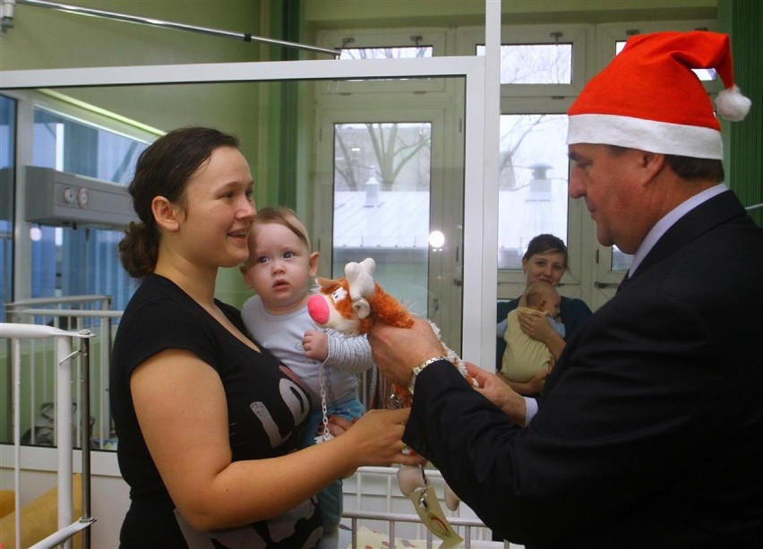 Wiceprezydent Kacperek wręczył dzieciom zabawki w Piotrkowie