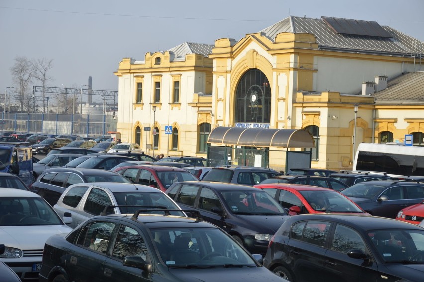 Bochnia. Powstanie węzeł przesiadkowy obok dworca kolejowego. Jak jest, a jak będzie? [ZDJĘCIA]