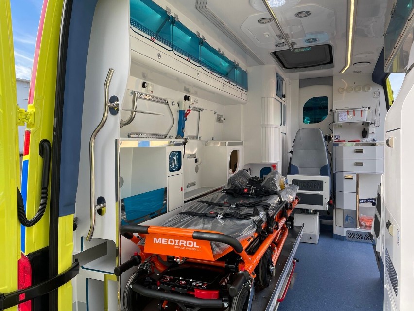 Szpital Powiatowy w Radomsku ma dwa nowe ambulanse. Zastąpią najbardziej wysłużone karetki