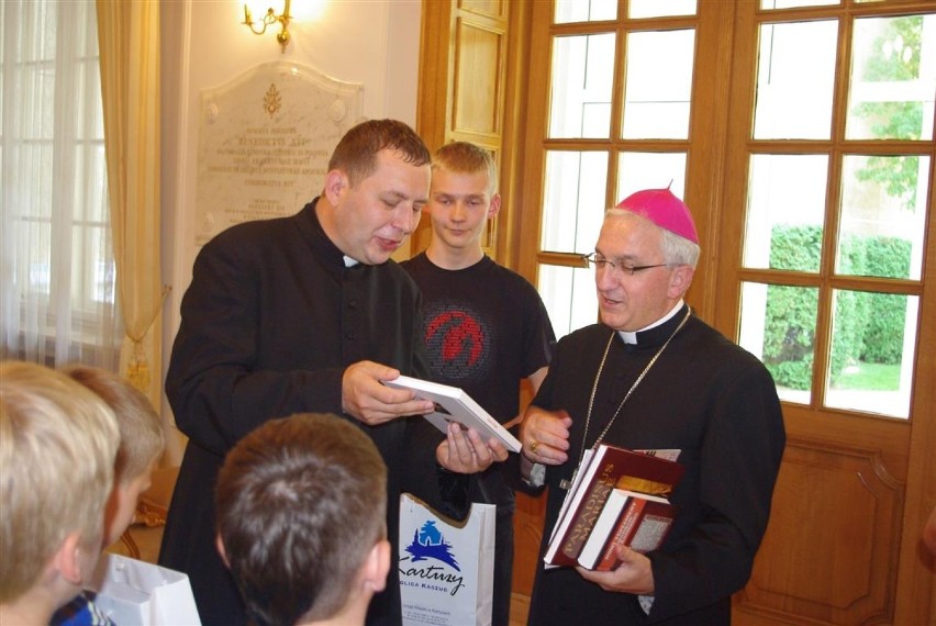 Nuncjusz papieski w Polsce przyjął na podwieczorku ministrantów z Sianowa