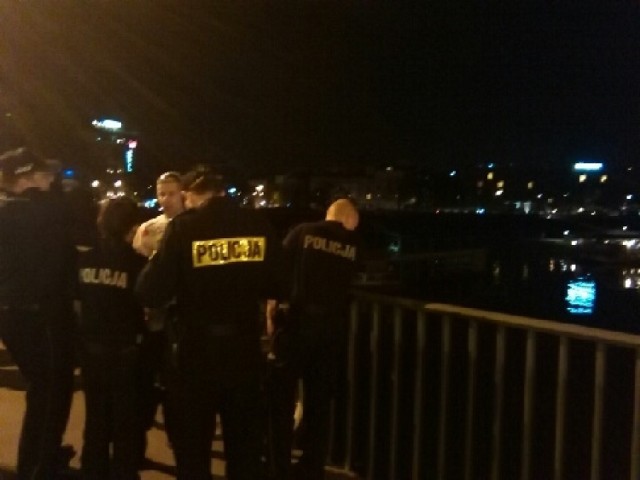 Poszukiwania osoby, która skoczyła do Wisły z mostu Dębnickiego.