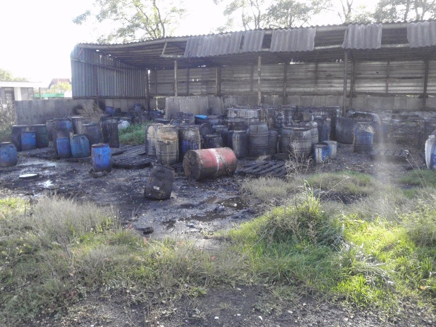 W Nowej Wsi Lęborskiej znaleziono setki beczek z olejem