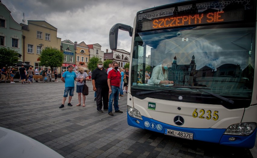 Wielkie szczepienie w Pucku na Starym Rynku, czyli Sobota z Johnsonem. Zainteresowanie tak duże, że zaszczepili prawie 20 osób więcej | FOTO