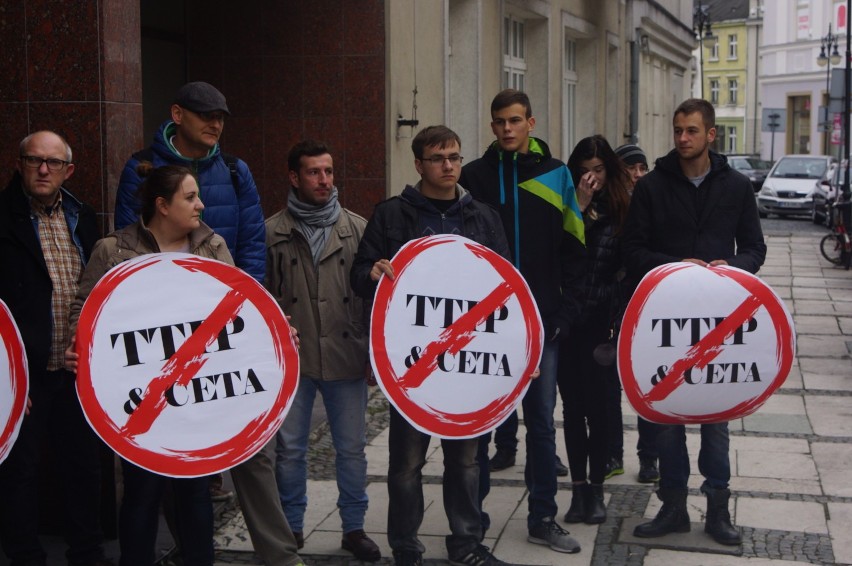 Protest przed biurem PiS w Kaliszu przeciw CETA