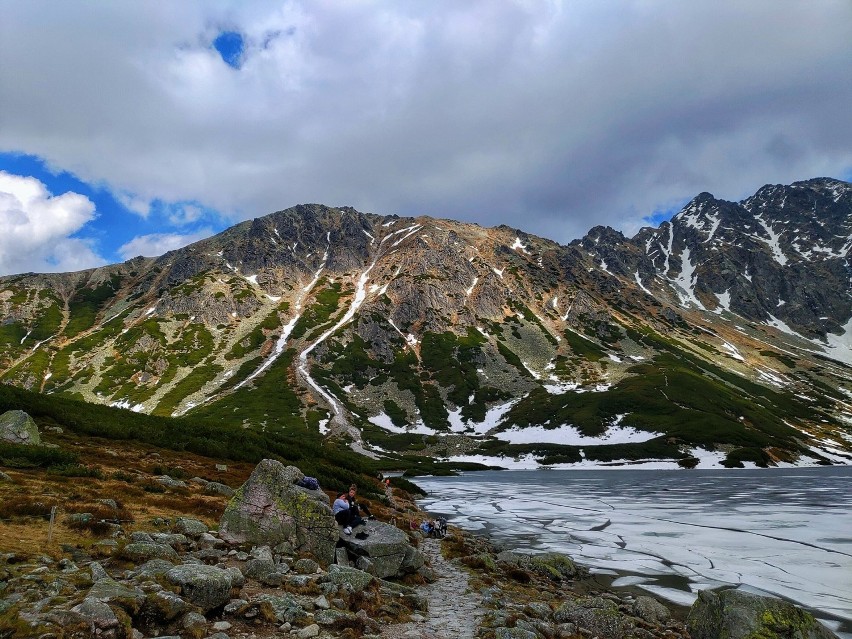 Tatry. Czarny Staw Gąsienicowy wiosną - nadal z lodową powłoką [ZDJĘCIA]