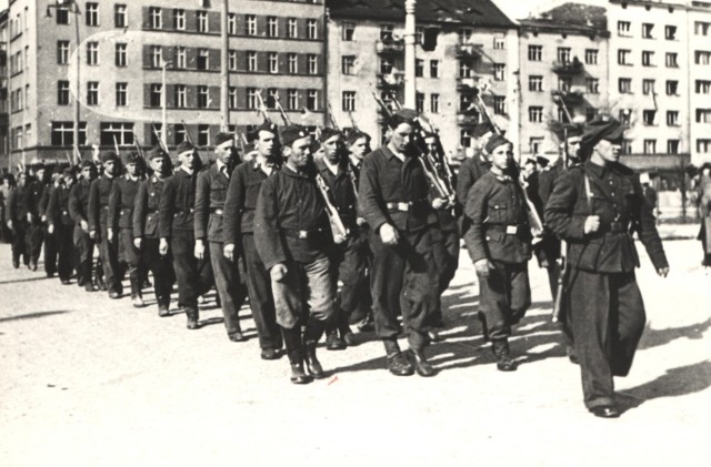 Defilada z okazji Dnia Zwycięstwa ulicą Świętojańską w Gdyni (skrzyżowanie z ul. 10 Lutego), 1945 r.