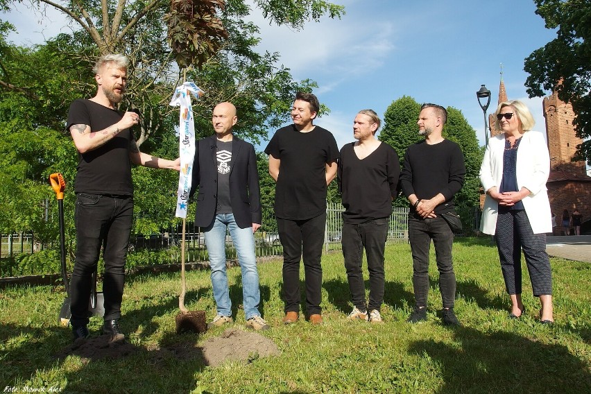 Muzycy z zespołu Ørganek zasadzili drzewko przy MDK i dali koncert w SCK. Zdjęcia: Sławek Alex