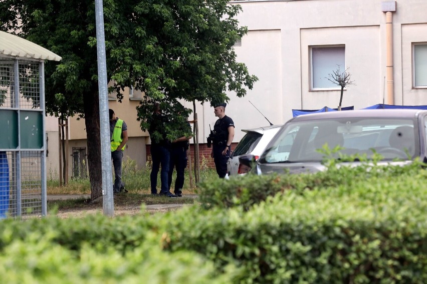 Znaleziono ciało mężczyzny na podwórku ulicy Karkonoskiej w Legnicy