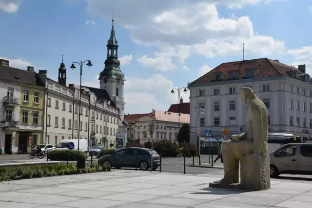 Pomnik Adama Asnyka w Kaliszu. Rzeźbę wieszcza odsłonięto 62 lat temu