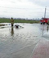 Ulica Tuwima w Starym Polu dwukrotnie zalana. Strażacy pracowali na miejscu zdarzenia w sumie kilkanaście godzin