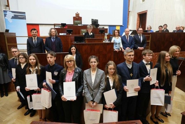 W gmachu Sejmu Śląskiego wręczono nagrody wielokrotnym laureatów wojewódzkich konkursów przedmiotowych.