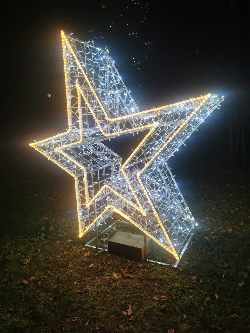 Świąteczne iluminacje w Osiecznej w 2022 roku