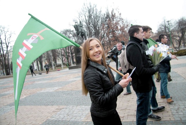 Antyfeministyczna pikieta na placu Litewskim (ZDJĘCIA)

-&nbsp;Chcemy wyrazić sprzeciw wobec feministycznej propagandy i bronić tradycyjnych wartości - mówiły w sobotę uczestniczki pikiety "Bądźmy damami nie feministkami".
