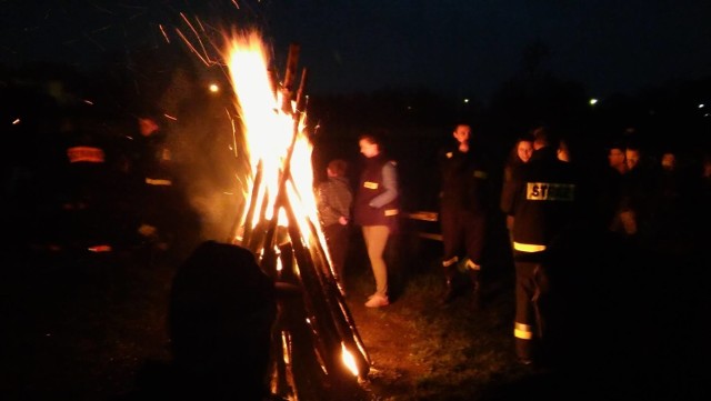 OSP Pleszew i OSP Kowalew przy ognisku rozpalonym ku czci rocznicy Chrztu Polski